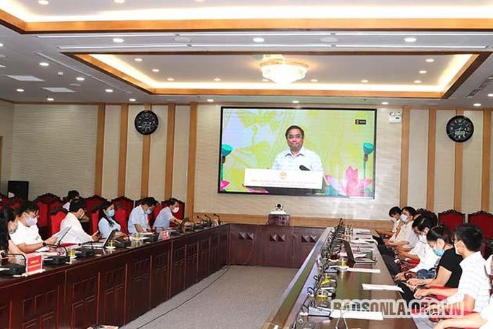 Các đại biểu dự Lễ phát động Chương trình "Sóng và máy tính cho em" tại điểm cầu tỉnh Sơn La.