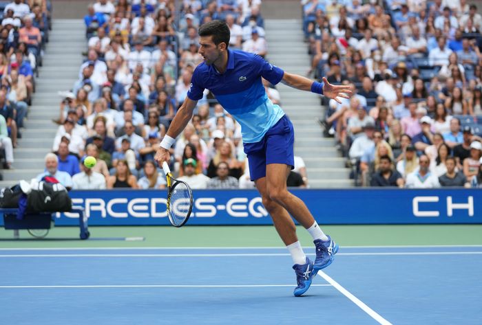 Djokovic lên lưới ghi điểm tốt trong set đầu, nhưng dần bị Medvedev hóa giải ở hai set sau. Hiệu suất của anh giảm dần từ 89% trong set một, xuống 63% ở set 2 và còn 59% trong set 3.