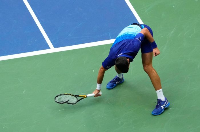 Djokovic bỏ lỡ tới 5 break ở đầu set hai, khiến anh tức giận đập vợt và nhận cảnh cáo từ trọng tài. Anh đánh hỏng quá nhiều trong trận chung kết, khi mắc 38 lỗi, và chỉ có được 27 điểm winner.