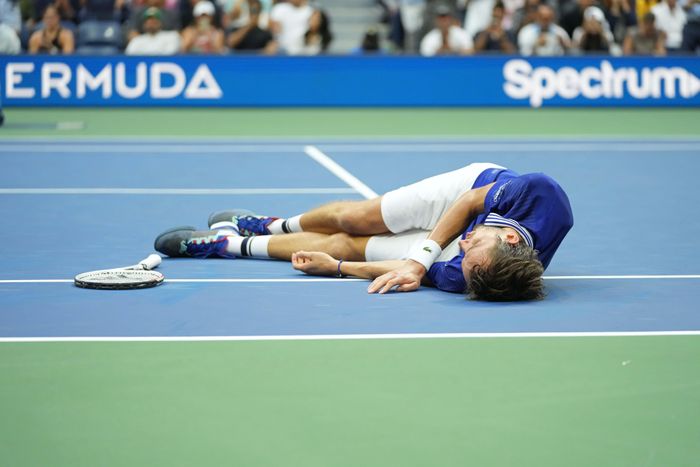 Đứng trước cơ hội lần đầu vô địch Grand Slam, Medvedev tỏ ra tâm lý khi lỡ 3 cơ hội đầu với 3 lỗi kép. Tuy vậy, ở cơ hội thứ 4, Medvedev tận dụng thành công với cú giao bóng một tốt khiến Djokovic trả hỏng. Anh đổ gục xuống sân ăn mừng thắng lợi.
