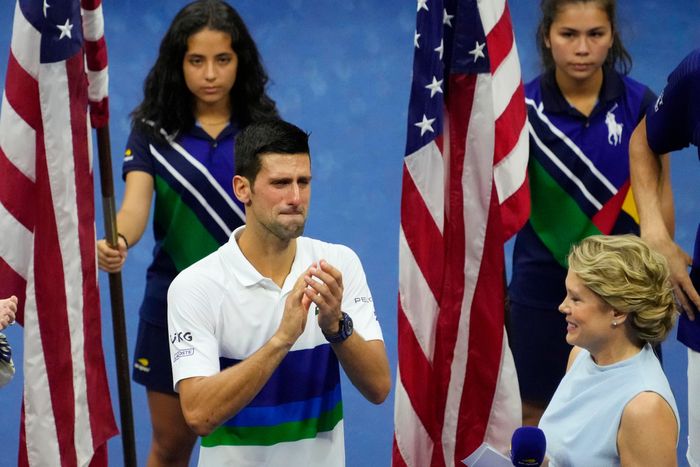 Tay vợt số một thế giới Novak Djokovic không giấu được nỗi thất vọng, khi để lỡ danh hiệu Grand Slam thứ 21, và cơ hội thâu tóm cả 4 Grand Slam trong cùng một năm dương lịch. Những giọt nước mắt đã rơi trên khuôn mặt của "Nole" sau khi anh nhận thất bại 4-6, 4-6, 4-6 trước Medvedev ở chung kết US Open.