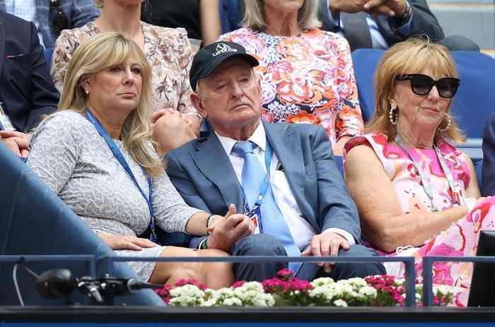  Huyền thoại quần vợt Rod Laver, 83 tuổi, vẫn là tay vợt nam duy nhất cho đến lúc này thâu tóm cả 4 Grand Slam trong cùng một năm dương lịch, sau khi Djokovic thua 0-3 trong trận chung kết US Open. Ông làm được điều này năm 1969, khi Kỷ nguyên Mở của quần vợt thế giới bắt đầu năm 1968. 