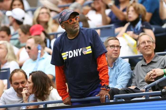  Đạo diễn Spike Lee, từng nhận giải Oscar cho "Kịch bản chuyển thể xuất sắc", không thể bỏ qua một sự kiện thể thao lớn như chung kết US Open. 