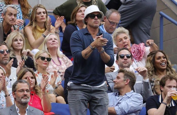  Tài tử điện ảnh Mỹ Brad Pitt đứng dậy cổ vũ sau một pha bóng hấp dẫn. Trong 3 thập kỷ đóng phim, Brad Pitt ghi dấu ấn với nhiều vai trong Thelma &amp; Louise, Fight Club, Twelve Monkeys... giúp anh thắng giải Oscar và Quả cầu Vàng. 