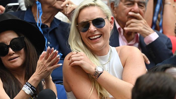  Lindsey Vonn rạng rỡ trên khán đài. Cô là một trong những nữ VĐV trượt tuyết thành công nhất của Mỹ, khi giành 1 HCV Olympic, 2 lần vô địch thế gới, cùng với 82 chiến thắng tại các chặng của World Cup. 