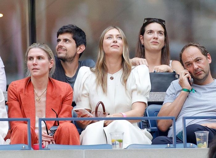  Sharapova giải nghệ vào tháng 2/2020, nhưng vẫn luôn nhận được nhiều sự quan tâm của truyền thông. Cô cũng là tay vợt Nga gần nhất vô địch nội dung đơn nữ US Open 2006. Ngoài Sharapova, một số cựu tay vợt lừng danh khác cũng có mặt trên khán đài như Rod Laver, Andy Roddick, Kim Clijsters và Tracy Austin. 
