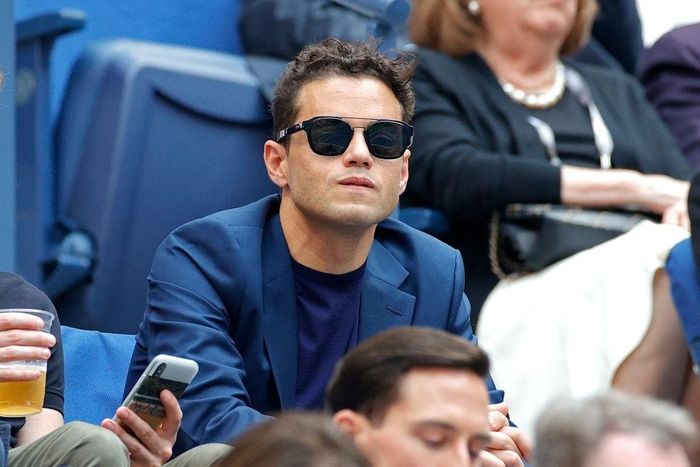  Rami Malek đeo kính đen và diện bộ vest lịch lãm trên hàng ghế VIP. Nam diễn viên 40 tuổi nhận giải Oscar ở hạng mục "Nam chính xuất sắc" trong phim Bohemian Rhapsody. 