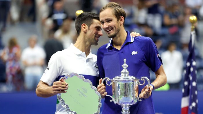  Ở dưới sân, Medvedev không cho Djokovic làm nên lịch sử, khi thắng sau 3 set cùng với tỷ số 6-4. Anh trở thành tay vợt nam thứ hai của Nga vô địch US Open sau cựu số một thế giới Marat Safin, làm điều này năm 2000. 