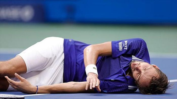 Khoảnh khắc ăn mừng hài hước của Medvedev