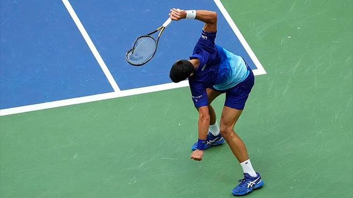 Djokovic đập gãy cây vợt của mình, chứng tỏ anh đang chịu áp lực lớn