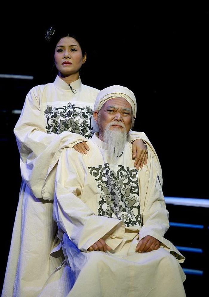 NSND Hoàng Yến (trái) và nghệ sĩ Trần Tường (vai Nguyễn Thái úy) trong kịch “Yêu là thoát tội”
