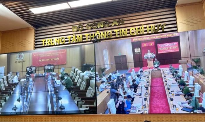 Phiên họp được kết nối trực tuyến với phòng họp tại Trung tâm Thông tin chỉ huy Bộ Công an ở phía nam - Ảnh: VGP/Nhật Nam