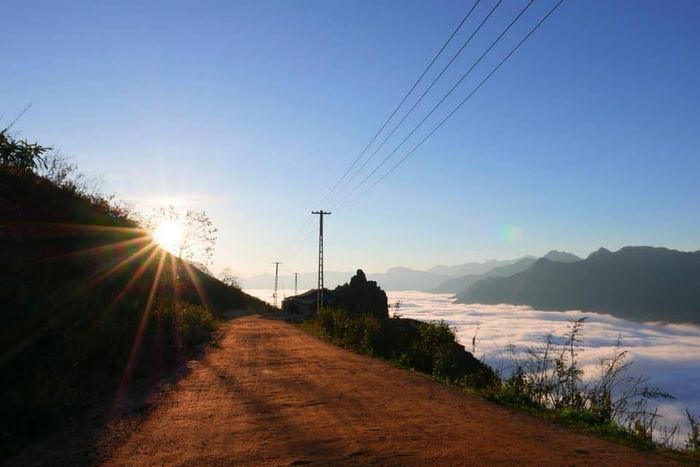 Đón bình minh lên và săn mây tại bản Hang Đá