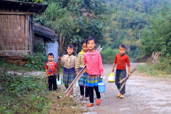 Cuộc sống yên bình của người dân bản Hang Đá