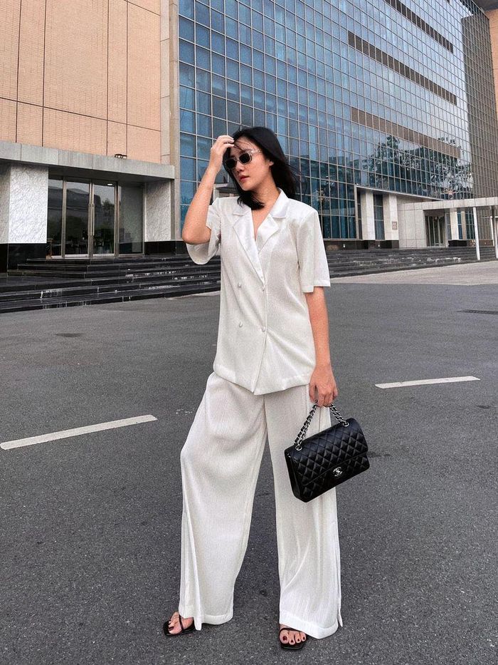 Văn Mai Hương muốn một mình ăn hết nồi lẩu.