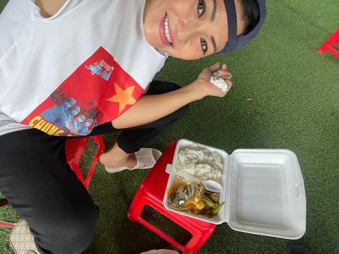 Phương Thanh ăn vội cơm bụi lấy sức làm tình nguyện.