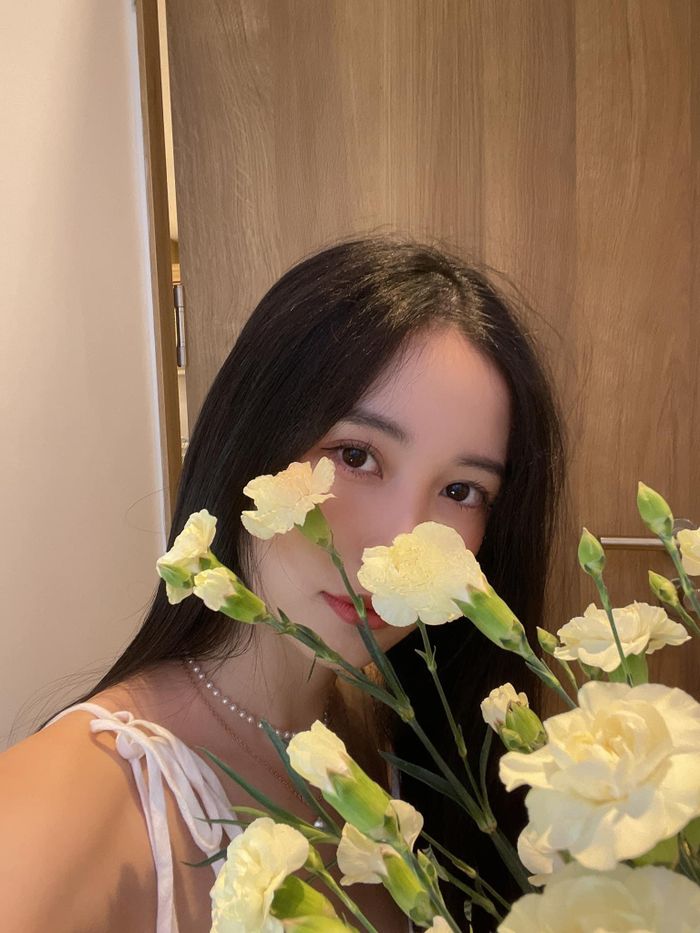 Jun Vũ e ấp bên hoa.