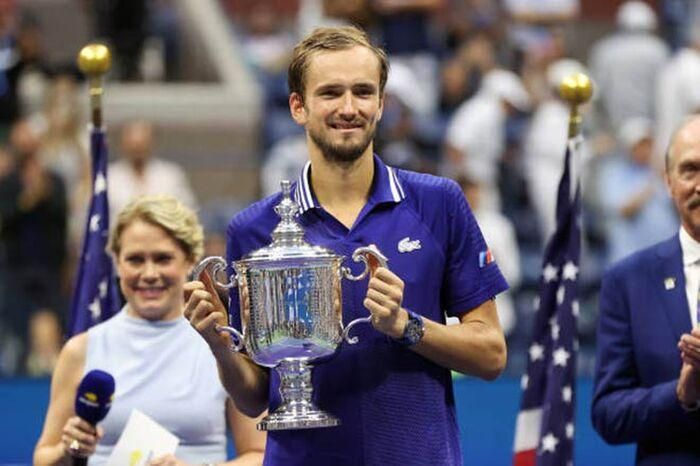 Daniil Medvedev đã giành US Open 2021 đầy xứng đáng. Anh đã áp đảo hoàn toàn so với Djokovic khi thắng 3 set cùng tỷ số 6-4. Đây là Grand Slam đầu tiên của tay vợt người Nga và nhận được số tiền thưởng lên đến 2,5 triệu USD.