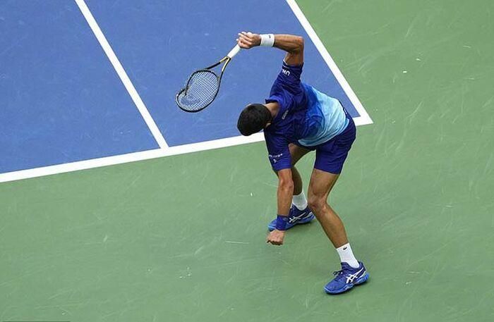 Ngược lại, tay vợt có 20 lần giành Grand Slam tỏ ra thiếu bình tĩnh. Djokovic đập vợt một cách điên rồ sau một pha trả giao bóng không tốt. Đây là thói quen rất xấu của Djokovic.