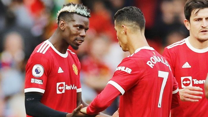  Pogba liên tục trao đổi chiến thuật với Ronaldo trên sân trong trận gặp Newcastle. Ảnh: Reuters. 