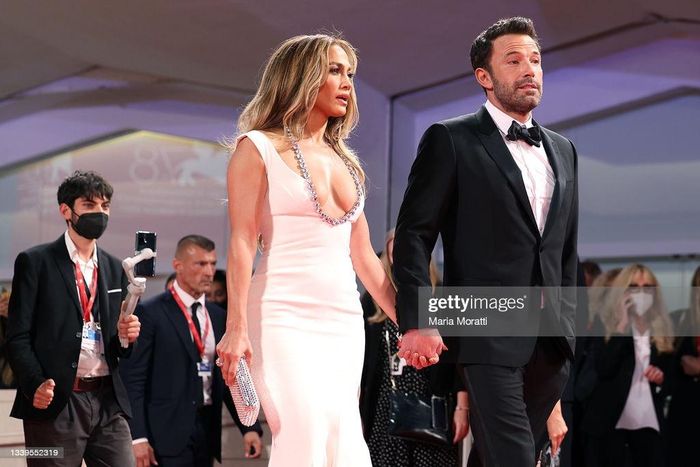  Ngày 10/9, Jennifer Lopez cùng bạn trai đến dự buổi ra mắt phim The Last Duel tại Liên hoan phim Venice lần thứ 78 tại Italy. Tại ngày thứ 10 của sự kiện, cặp sao thu hút toàn bộ sự chú ý. J. Lo nắm tay bạn trai suốt thời gian diễn ra chương trình. Kể từ ngày tái hợp sau 17 năm hủy hôn, LHP Venice là sự kiện lớn đầu tiên hai ngôi sao cùng tham dự. Ảnh: Getty. 