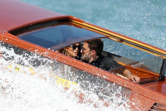  Theo Page Six, từ ngày tái hợp, Jennifer Lopez và Ben Affleck gần như không thể tách rời. Họ có những kỳ nghỉ lãng mạn ở Italy, cùng dự sinh nhật J. Lo trên du thuyền ở Pháp, đưa con của nhau đi xem nhạc kịch, đến công viên giải trí... Tài tử 49 tuổi thậm chí được paparazzi ghi lại khoảnh khắc đi xem nhẫn đính hôn tại Century City, California. Ảnh: Mega. 