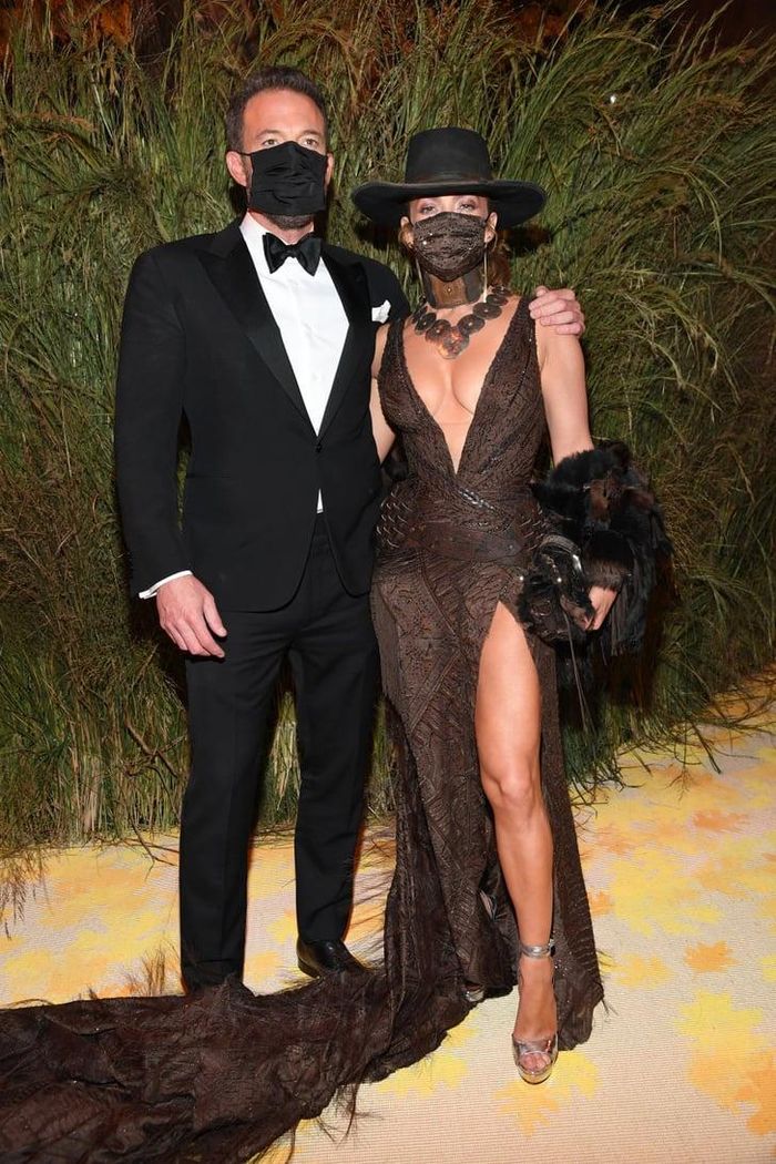  Ben Affleck tháp tùng bạn gái đến sự kiện. Tàu tử nổi tiếng giữ phong cách thanh lịch như thường thấy. Hai ngôi sao đều mang khẩu trang để dự sự kiện thời trang trong mùa dịch. Bennifer (biệt danh của hai ngôi sao) có nhiều khoảnh khắc thân mật trên thảm đỏ. Ảnh: Getty. 