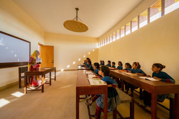 Trường Rajkumari Ratnavati có 10 phòng học được nối liền với nhau. Tất cả phòng đều được thiết kế để nhận nhiều ánh sáng tự nhiên nhất có thể. Mỗi lớp học không quá 20 trẻ, tất cả đều mặc đồng phục được thiết kế đặc biệt. Nhà thiết kế thời trang người Ấn Độ Sabyasachi Mukherjee đã sử dụng kỹ thuật truyền thống ajrakh để làm ra bộ đồng phục này. Ông mong muốn tạo ra sản phẩm thoải mái cho trẻ khi học tập, vui chơi, nhưng vẫn giữ được nét văn hóa truyền thống của địa phương. "Nếu đồng phục của học sinh Ấn Độ đều liên quan văn hóa địa phương, nó sẽ trở thành nền tảng tuyệt vời để trao đổi văn hóa và thiết lập sự ổn định trong kinh tế", ông Sabyasachi nói với Vogue. 