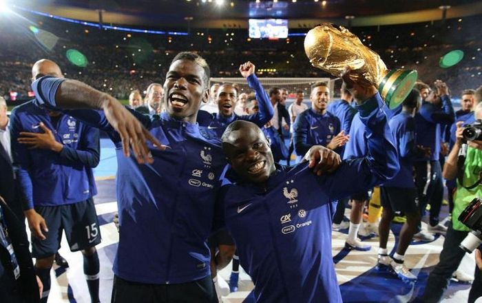 Pogba (trái) chỉ là người bình thường trong hàng sao tại tuyển Pháp