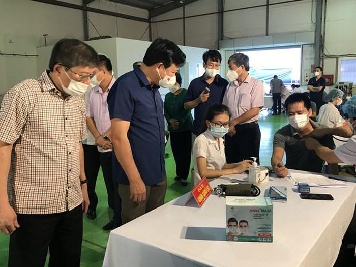 Bí thư Tỉnh ủy Hải Dương Phạm Xuân Thăng kiểm tra công tác khám sàng lọc trước khi tiêm. (Ảnh: Tiến Vĩnh/TTXVN)