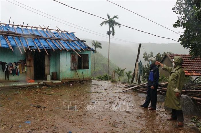 Lãnh đạo huyện Trà Bồng kiểm tra hiện trạng nhà dân bị tốc mái ở xã Trà Lâm. Ảnh: Sỹ Thắng/TXVN