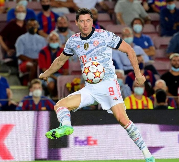 Gần nhất, Lewy lập cú đúp giúp Hùm xám hạ Barca 3-0 ngay tại Nou Camp