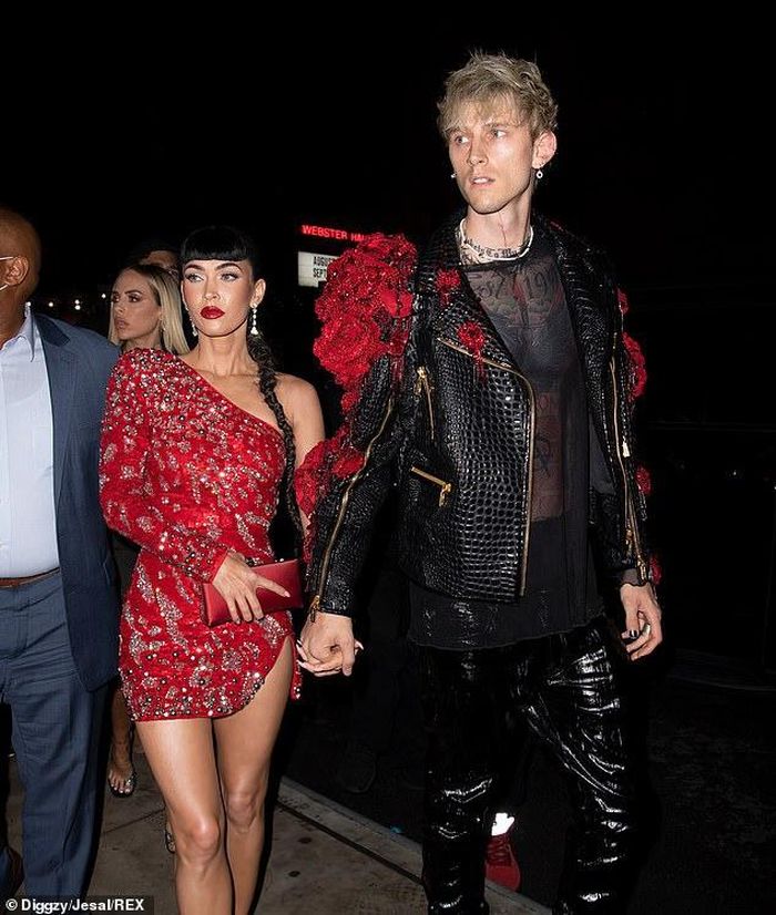  Megan Fox thay trang phục sau khi rời thảm đỏ Met Gala. Cách đây một ngày, tại lễ trao giải MTV VMAs 2021, bạn trai cô, rapper Machine Gun Kelly từng xảy ra xô xát với võ sĩ Conor McGregor. Đến bây giờ, cặp sao vẫn giữ im lặng về sự cố vừa qua. Một số nguồn tin cho rằng Conor McGregor muốn chụp ảnh cùng MGK nhưng bị từ chối. Song, võ sĩ phủ nhận. 