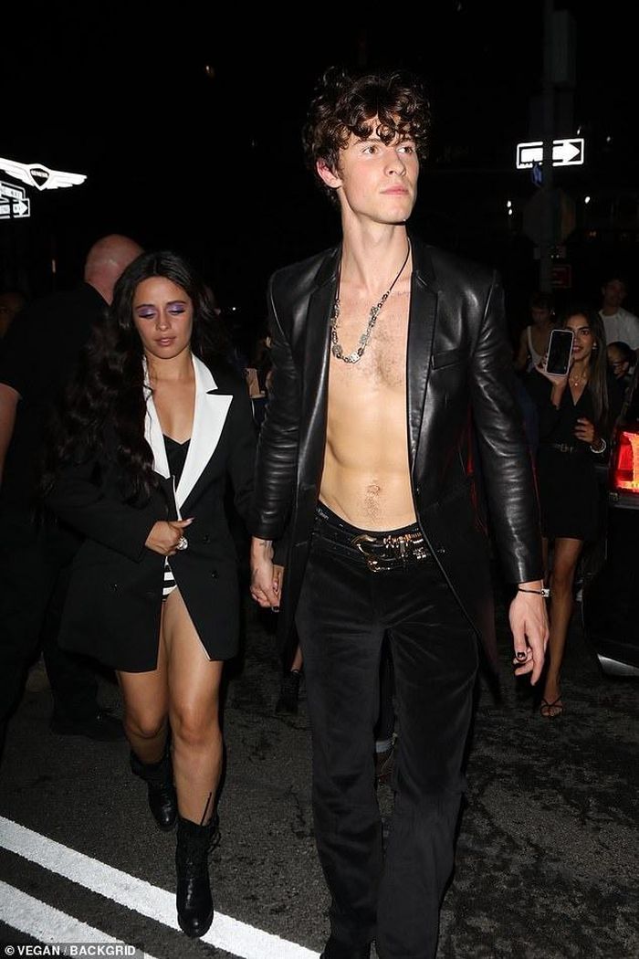 Bữa tiệc hậu Met Gala còn có Shawn Mendes và Camila Cabello. Nam ca sĩ vẫn giữ nguyên phong cách "khoe" ngực trần. Đây là lần thứ ba Shawn Mendes góp mặt tại sự kiện thời trang lớn nhất trong năm. Tuy nhiên, với giọng ca Havana, 2021 đánh dấu cột mốc đầu tiên. Ảnh: REX/BackGrid.