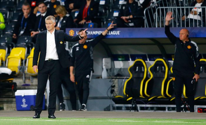  Solskjaer khiến MU chơi quá thụ động sau khi mất người. Ảnh: Reuters. 