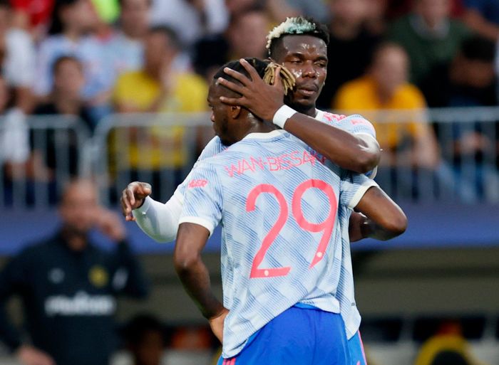  Wan-Bissaka khiến công sức của đồng đội đổ sông đổ biển bằng chiêc thẻ đỏ. Ảnh: Reuters. 