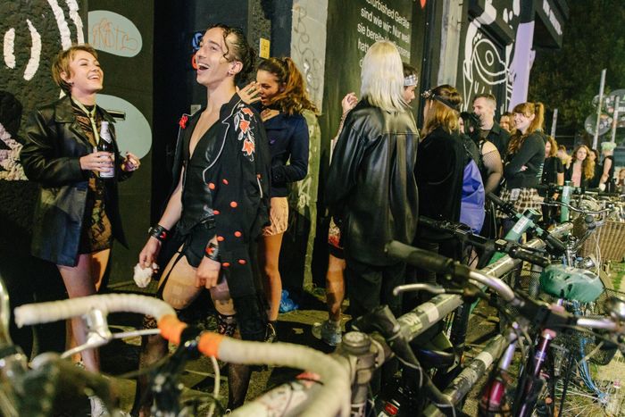  Nhiều người xếp hàng trước các câu lạc bộ ở Berlin trong đêm đầu tiên mở cửa trở lại. Ảnh: New York Times.