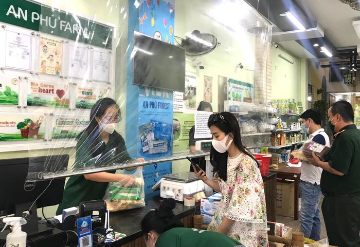 Các cửa hàng, siêu thị có vách ngăn giữa người bán-người mua. Ảnh: VGP/Lưu Hương