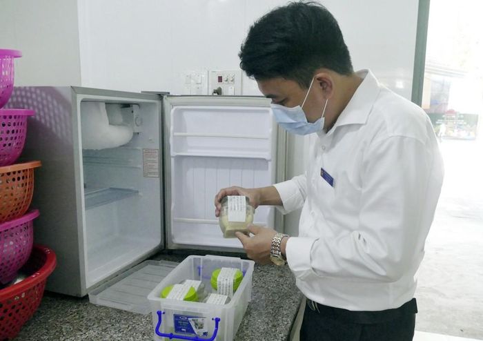 Kiểm tra mẫu lưu thực phẩm tại Trường Mầm non Duyên Sơn, thành phố Lào Cai.