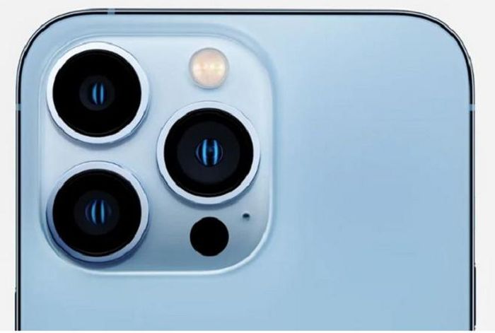 Điểm nổi bật là 3 camera hoàn toàn mới so với bản cũ. Camera chính cảm biến lớn hơn để thu nhiều ánh sáng, camera góc siêu rộng khẩu độ rộng hơn. Ống kính tele cho phép khả năng zoom quang học 3x. Camera đều hỗ trợ chế độ chụp tối Night Mode, hỗ trợ Smart HDR 4. 