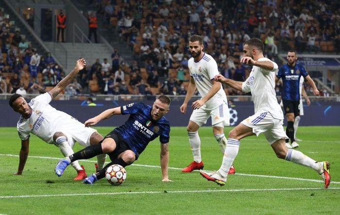  Bên phía Inter, trung vệ Milan Skriniar cũng tỏa sáng khi làm câm lặng mũi nhọn Vinicius Jr đồng thời liên tục xuất hiện ở các điểm nóng để giải vây cho khung thành Samir Handanovic. 