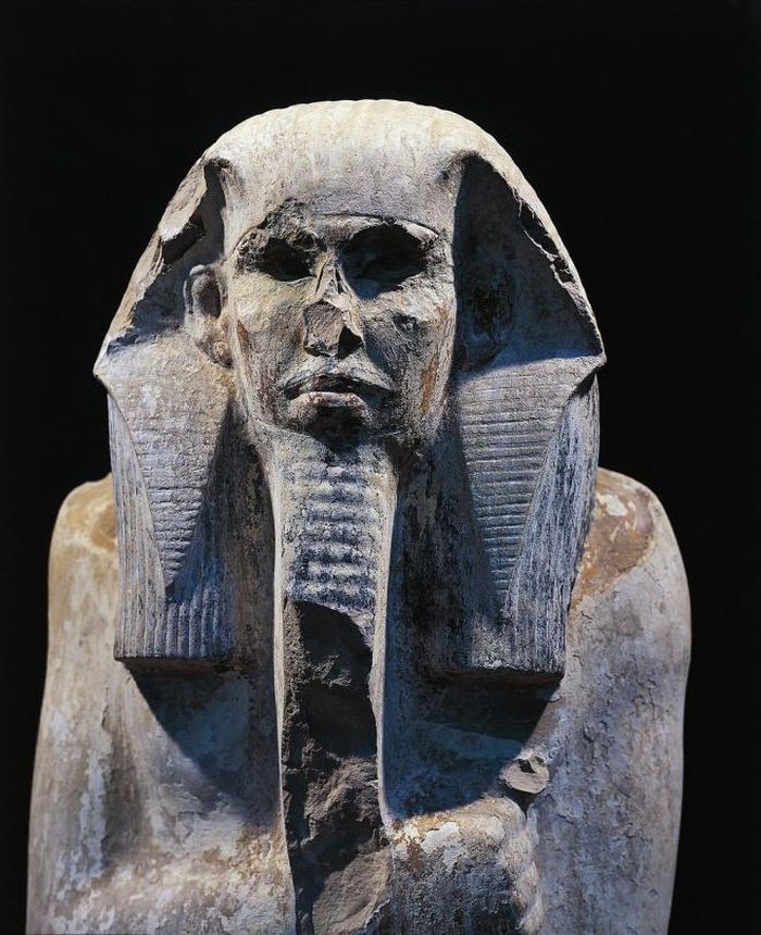 Bức tượng pharaoh Djoser trong lăng mộ phía Nam