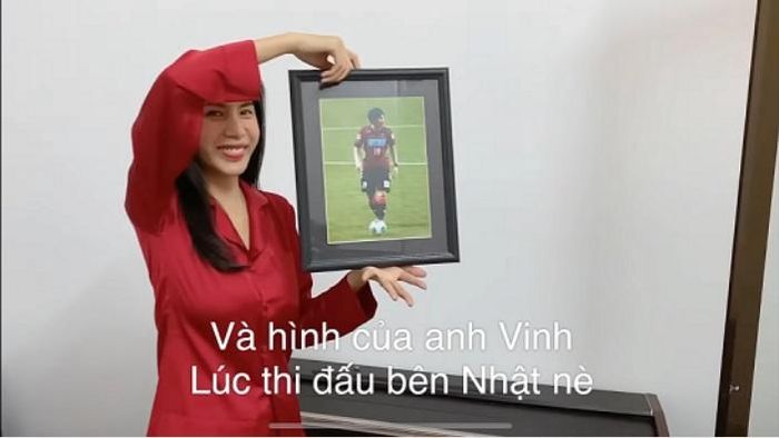 Trong phòng, ngoài hình ảnh của Thủy Tiên còn có cây piano cùng hình của Công Vinh khi còn thi đấu bên Nhật. Ảnh chụp màn hình
