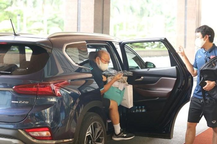 HLV Park Hang Seo cũng mang túi lớn, túi nhỏ lên đội tuyển Việt Nam. (Nguồn: Dân trí)