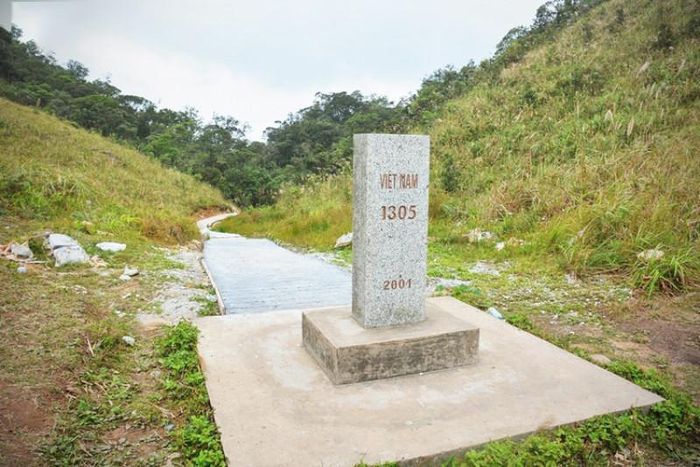 Cột mốc 1305 linh thiêng giữa núi rừng (Nguồn ảnh: Gody.vn)