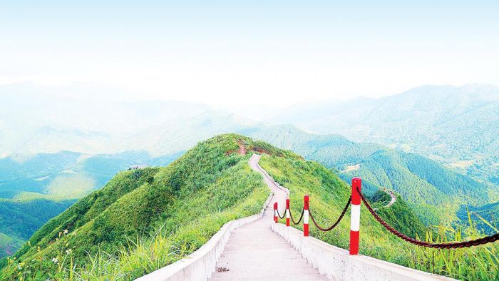 Để đến được cột mốc, du khách sẽ phải vượt qua 2000 bậc thang với thời gian từ 1,5 – 2h (Nguồn ảnh: Báo Sài Gòn Giải Phóng)