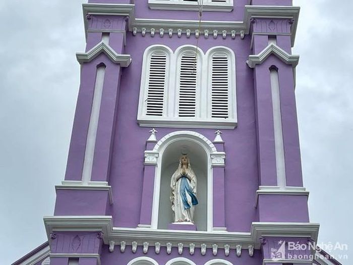 Nhà thờ trông như lâu đài cổ tích khiến bạn cảm tưởng như lạc đến xứ sở kỳ diệu. Màu tím hiện đại hòa hợp và tôn lên dáng vẻ, đường nét kiến trúc cổ kính vốn có của công trình. Ảnh: Minh Thái