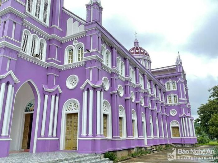 Về màu sắc, không phải ngẫu nhiên giáo họ Xuân Yến lại chọn tông màu tím để khoác lên lớp áo mới cho ngôi thánh đường. Lý do màu tím được lựa chọn là bởi màu tím trong Thiên chúa giáo được biết đến là màu “thương”. Ảnh: Minh Thái