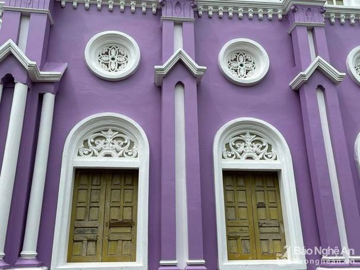 Tọa lạc trên ngọn đồi nhỏ được bao quanh bởi thung lũng xanh ngát, ngôi thánh đường sơn màu tím toát lên vẻ uy nghi. Trước đây, nhà thờ này có màu ghi đặc trưng. Sau quá trình cải tạo, tu sửa, thánh đường Xuân Yến được khánh thành vào đầu tháng 7/2020 với màu sơn mới bao phủ công trình. Các khung cửa sổ của nhà thờ độc đáo với kiến trúc châu Âu. Ảnh: Minh Thái