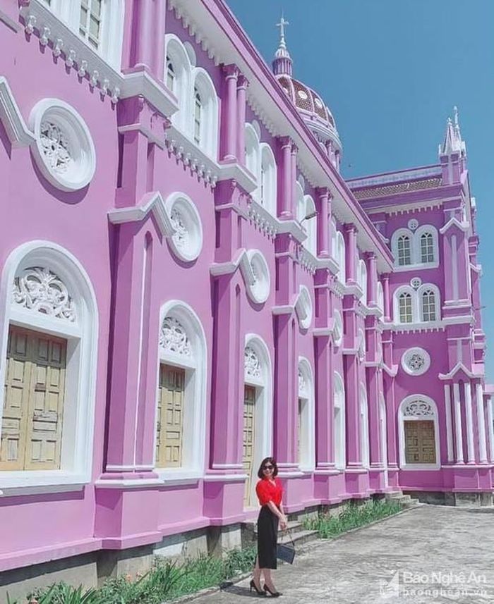 Khi đến với thánh đường Xuân Yến, nhiều bạn dễ dàng tìm được những góc chụp đẹp làm background cho những bức ảnh check-in. Đặc biệt, màu sắc độc đáo của nhà thờ Xuân Yến làm cho các khung hình bừng sáng và càng trở nên rực rỡ, ấn tượng hơn. Ảnh: Minh Thái